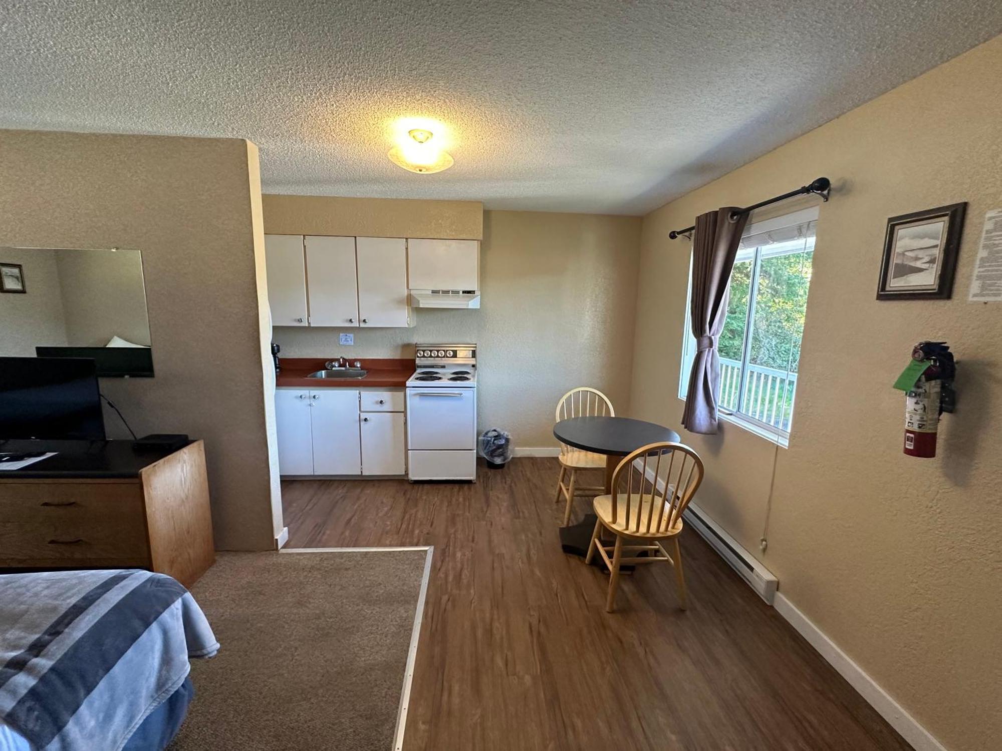 Island West Resort-Motel Ucluelet Habitación foto